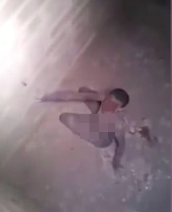 본문 이미지 - 동아프리카 탄자니아에서 한 여성이 나체로 지하실에 감금된 상태로 발견됐다. ⓒ News1star / 유튜브