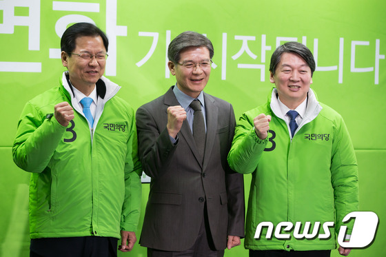 (서울=뉴스1) 유승관 기자 = 국민의당 안철수, 천정배 공동대표가 10일 서울 마포 당사에서 열린 참여 인사 발표 기자회견을 마친 후 김만수 예비역 준장과 포즈를 취하고 있다. …