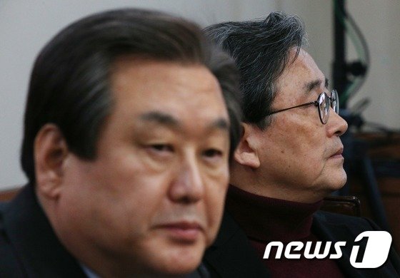 본문 이미지 - 국민의힘 전신인 새누리당의 김무성 당시 대표와 이한구 공천관리위원장이 서울 여의도 당사에서 열린 공천관리위원회 3차 전체회의에서 각자 생각에 잠겨 있다. 2016.2.11/뉴스1 ⓒ News1 오대일 기자