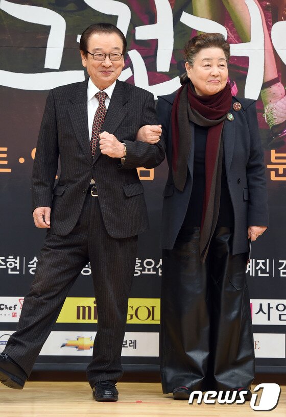 본문 이미지 - 배우 이순재, 강부자(오른쪽)이 11일 오후 서울 목동 SBS에서 열린 주말드라마 '그래, 그런거야'(극본 김수현/연출 손정현) 제작발표회에 참석해 포즈를 취하고 있다. ⓒ News1star 권현진 기자