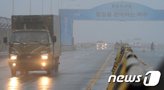 본문 이미지 - 경기도 파주 통일대교 남단으로 군 차량이 지나가고 있다. ⓒ 뉴스1 민경석 기자