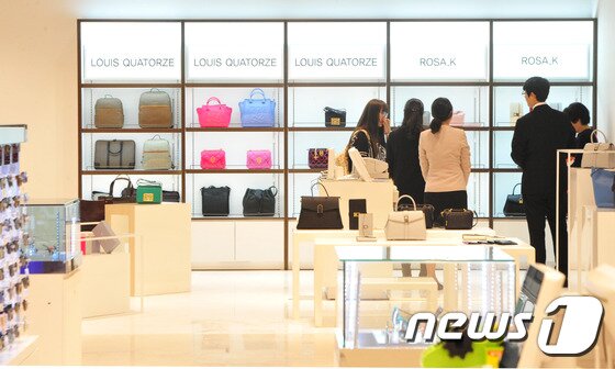 본문 이미지 - 12일 지방공기업 최초로 제주관공공사가 제주 서귀포 롯데호텔에서 문을 연 면세점에서 중국인 관광객들이 쇼핑을 즐기고 있다.2016.2.12/뉴스1 ⓒ News1 이석형 기자