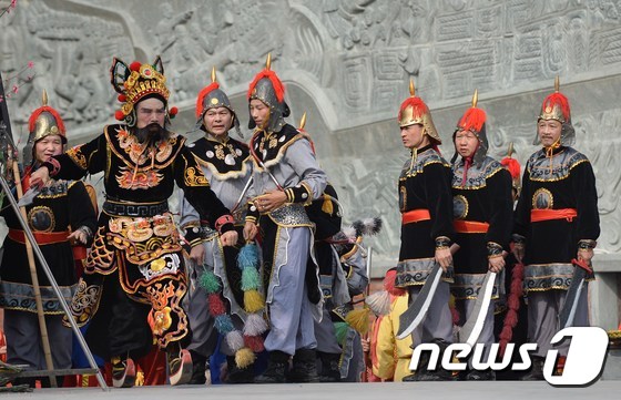 (하노이 AFP=뉴스1) 최종일 기자 = 베트남 배우들이 12일(현지시간) 수도 하노이에서 있는 꽝쭝 황제(재위 1788~1792) 기념비 앞에서 1789년 베트남을 침략한 중국 …