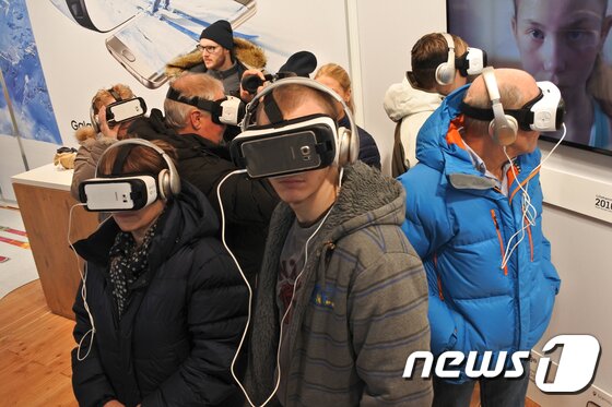 본문 이미지 - 사람들이 '삼성 갤럭시 스튜디오'에서 최신 갤럭시 스마트폰과 ‘기어 VR’을 체험하고 있는 모습. (삼성전자 제공) 뉴스1 ⓒ News1