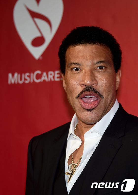 (LA AFP=뉴스1) 최종일 기자 = 라이오넬 리치가 13일(현지시간) 미국 LA에서 열린 '뮤직케어 올해의 인물(Musicares person of the year)' 행사장에 …
