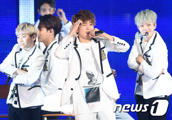 (서울=뉴스1스타) 권현진 기자 = 그룹 세븐틴 원우(오른쪽)가 14일 오후 서울올림픽공원 SK올림픽핸드볼경기장에서 열린 앙코르 콘서트 '라이크 세븐틴-보이즈 위시(LIKE SEV …