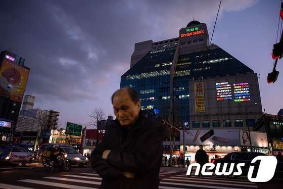 서울 종로구의 국일관 앞을 한 노인이 지나고 있다. © AFP=뉴스1