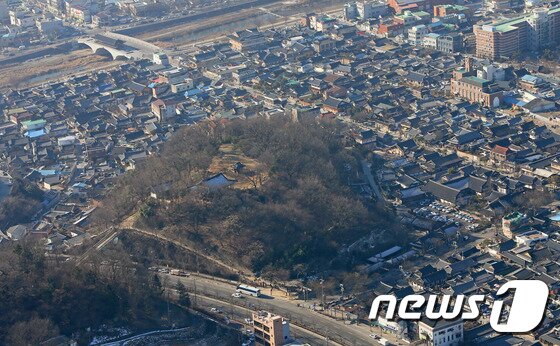 본문 이미지 - 하늘에서 남서 방향으로 내려다 본 전주 한옥마을과 오목대. 위로 전주천이 흐르고, 아래로 기린대로가 지난다./뉴스1 DB
