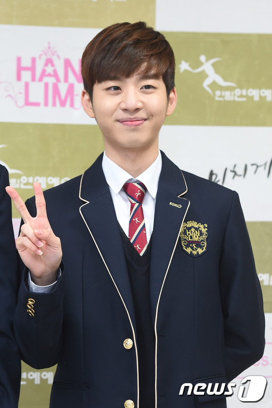 (서울=뉴스1스타) 고아라 기자 = '보니하니' MC 신동우가 15일 오전 서울 한림연예예술고등학교(이하 한림예고) 졸업식에 참석해 포즈를 취하고 있다.이날 졸업식에는 갓세븐 유겸 …