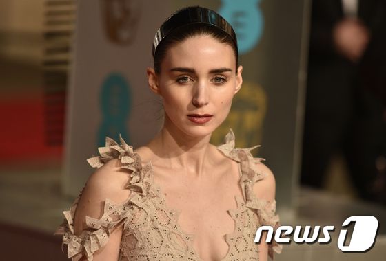 (런던 AFP=뉴스1) 우동명 기자 = 배우 루니 마라가  14일 (현지시간) 런던 로열 오페라 하우스에서 열린 영국 아카데미 영화제 시상식에 도착하여 포즈를 취하고 있다.ⓒ AF …