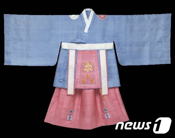 본문 이미지 - 단국대가 제작한 전통수의 가운데 하나인 천상의 면류관 남자면의(단국대 제공ⓒ News1