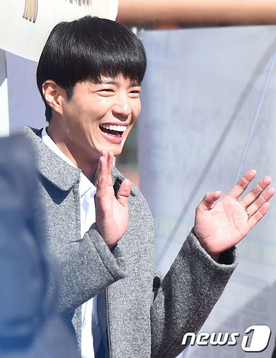 (서울=뉴스1스타) 권현진 기자 = 해맑은 택이~배우 박보검이 15일 오후 서울 쌍문동 정의여고에서 열린 ‘응답하라 1988'(이하 '응팔') 시청률 공약 사인회에서 환호하는 팬들 …