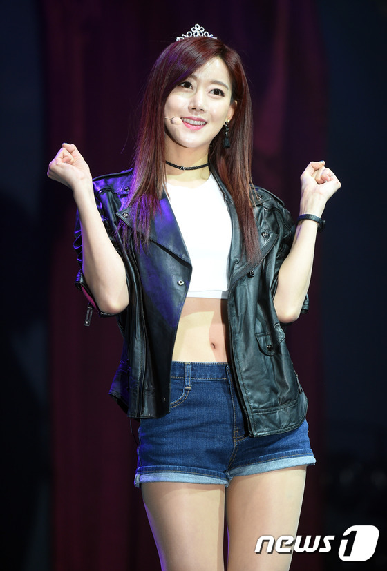 (서울=뉴스1스타) 권현진 기자 = 레인보우 오승아가 15일 오후 서울 마포구 예스24 무브홀에서 열린 네 번째 미니앨범 ‘프리즘(PRISM)’ 발매 기념 쇼케이스에서 화려한 공연 …