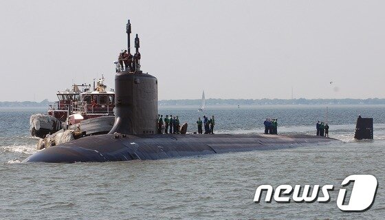 본문 이미지 - 북한의 잠수함발사탄도미사일(SLBM) 도발에 대비하고 평양 수뇌부 타격을 목표로 한 한·미 양국군 훈련에 미국 핵 추진 잠수함 노스캐롤라이나호가 참여했다. (미 해군 홈페이지) 2016. 2.15/뉴스1