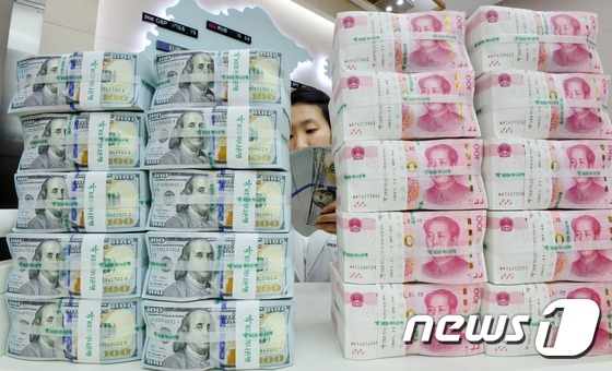 (서울=뉴스1) 손형주 기자 = 15일 오후 서울 중구 KEB하나은행에서 직원이 달러와 위안화를 정리하고 있다. 달러·위안 환율이 15일 6.5위안 밑으로 떨어지면서 위안화 가치가 …