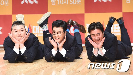 본문 이미지 - 방송인 강호동, 김성주, 안정환(왼쪽부터)이 16일 오전 서울 상암동 JTBC 디지털공연장에서 열린 새 예능프로그램 '셰프원정대-쿡가대표' 제작발표회에 참석해 포즈를 취하고 있다. ⓒ News1star/ 고아라 기자