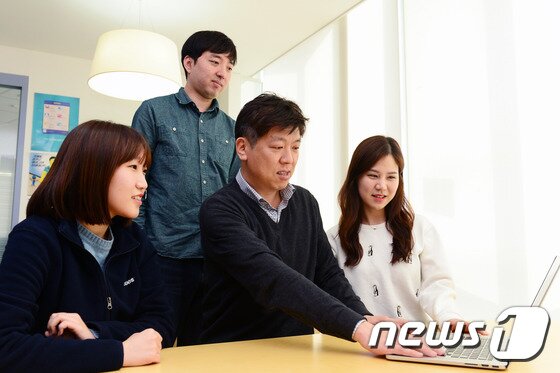 본문 이미지 - 강민수 북이오 대표(왼쪽에서 세 번째)와 북이오 직원들 ⓒ News1 임세영 기자