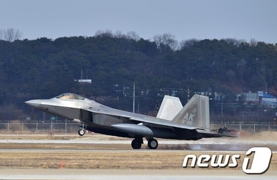 본문 이미지 - 미국의 'F-22 스텔스 전투기(랩터)'  <자료사진> ⓒ AFP=뉴스1 