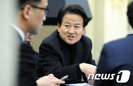 본문 이미지 - 정동영 전 장관이 17일 오후 전북 전주시 평화동 알펜시아 웨딩홀에서 JCI 전북지구청년회의소 주최로 열린 초청강연회에 참석해 참석자들과 이야기를 나누고 있다.2016.2.17/뉴스1 ⓒ News1 김대웅 기자