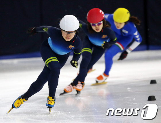 (서울=뉴스1) = 이지혜(경기)가 17일 서울 노원구 동천빙상경기장에서 열린 '제13회 전국장애인동계체육대회' 빙상 지적장애부문 성인부 경기에서 힘찬 레이스를 펼치고 있다. 이날 …