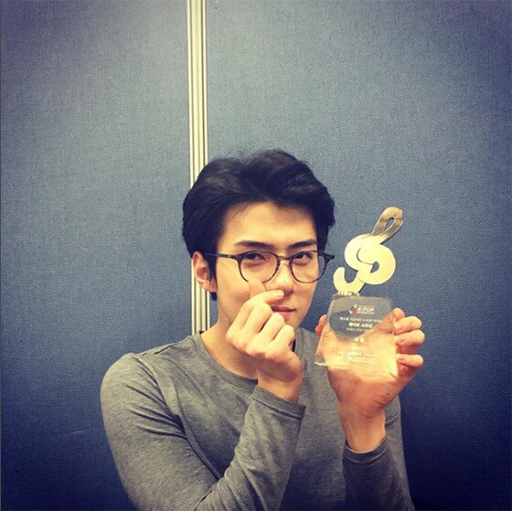 본문 이미지 - '가온차트 K POP 어워즈' 5관왕 엑소 세훈이 트로피 인증샷을 공개해 눈길을 끌었다.ⓒ News1star/ 세훈 인스타그램