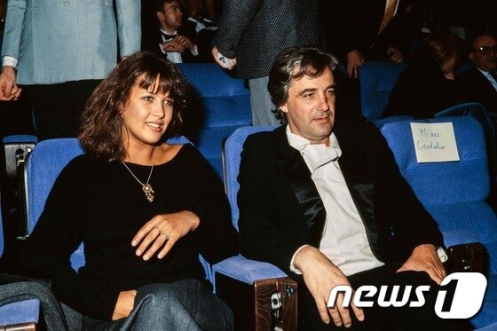 본문 이미지 - 1985년 12월 14일 프랑스 출신 유명 배우 소피 마르소(왼쪽)와 함께 있는 안드레이 줄랍스키 감독. ⓒ AFP=뉴스1