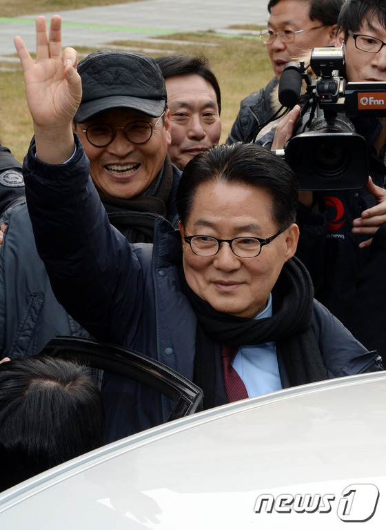 (서울=뉴스1) 이광호 기자 = 대법원이 저축은행으로부터 금품을 받은 혐의로 기소된 박지원 무소속 의원에 대한 사건을 무죄 취지로 파기환송했다.박 의원이 18일 서울 서초구 서초동 …