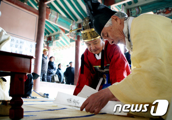 (안동=뉴스1) 피재윤 기자 = 18일 오전 경북 안동민속박물관 일원에서 열린 '2016 안동석빙고 장빙제'에서 전통방식으로 채빙된 얼음을 석빙고에 보관하기 전 권영세 안동시장이 …