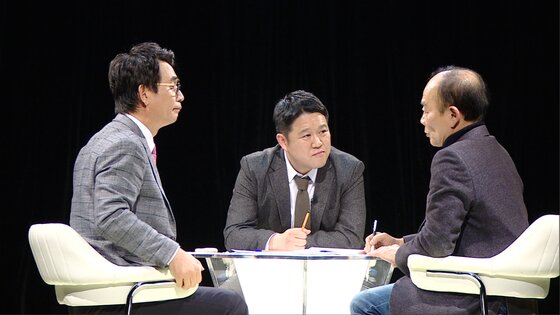 본문 이미지 - '썰전'에서  친박vs비박 공천 갈등에 대해 이야기했다. ⓒ News1star/ JTBC 