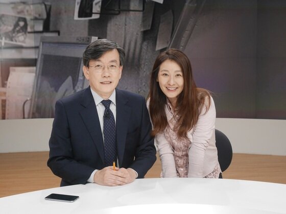 본문 이미지 - 영화 '좋아해줘'로 3년만에 스크린 컴백을 알린 대한민국 대표 배우 이미연이'뉴스룸'에 전격 출연, 당당하고 카리스마 넘치는 소신 인터뷰로 시청자들을 사로잡았다. ⓒ News1star / JTBC