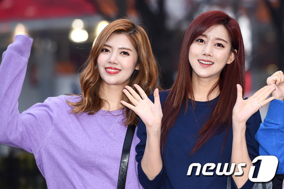 (서울=뉴스1스타) 고아라 기자 = 레인보우 정윤혜, 오승아(오른쪽)가 19일 오전 서울 여의도 KBS 신관 공개홀에서 열린 KBS2 '뮤직뱅크’(MC 박보검, 레드벨벳 아이린 / …