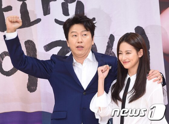 본문 이미지 - 배우 김수로, 오연서(오른쪽)가 19일 오후 서울시 양천구 목동 SBS사옥에서 열린 SBS 수목드라마 '돌아와요 아저씨' 제작발표회에 참석해 포즈를 취하고 있다. ⓒ News1star 권현진 기자