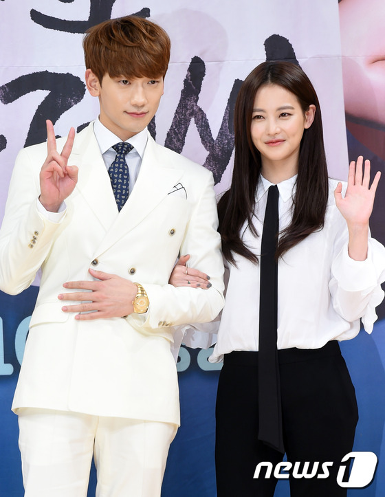 (서울=뉴스1스타) 권현진 기자 = 그림같은 커플.배우 비, 오연서(오른쪽)가 19일 오후 서울시 양천구 목동 SBS사옥에서 열린 SBS 수목드라마 '돌아와요 아저씨' 제작발표회에 …