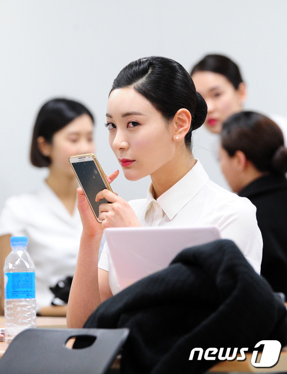 (전주=뉴스1) 김대웅 기자 = 2일 오전 전북 전주시 완산구 효자동 노사발전재단 전북센터에서 열린 '이스타항공 2016 신입 객실승무원 공개채용 면접'에서 한 응시자가 대기실에서 …