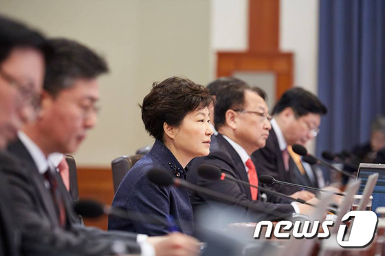박근혜 대통령이 지난해 2월2일 오전 청와대에서 국무회의를 주재하는 모습. (청와대) 2016.2.2/뉴스1 © News1 이광호 기자
