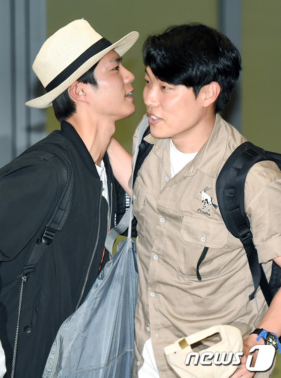 (인천공항=뉴스1스타) 권현진 기자 = 택이의 애교~배우 박보검, 류준열(오른쪽)이 tvN '꽃보다 청춘' 촬영을 마치고 2일 오후 인천국제공항을 통해 귀국하고 있다. '응답하라 …