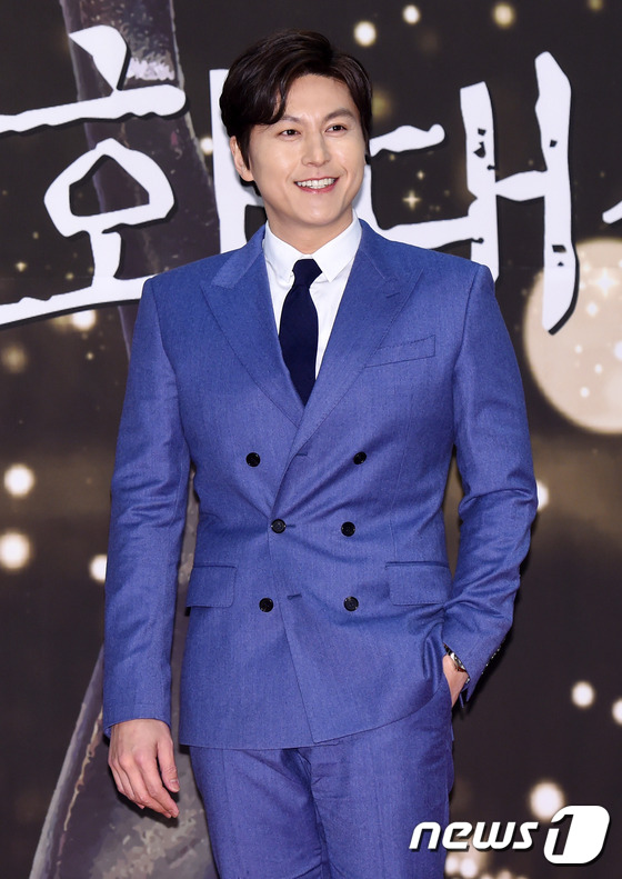 (서울=뉴스1스타) 권현진 기자 = 배우 류수영이 19일 오후 서울 국립극장 해오름극장에서 열린 '제3회 이데일리 문화대상' 레드카펫 행사에 참석해 포즈를 취하고 있다.