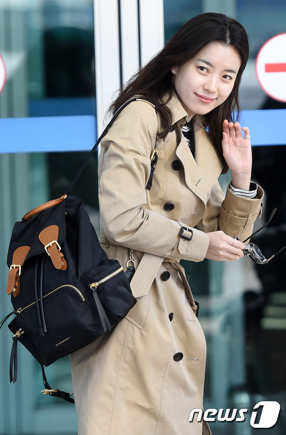(인천공항=뉴스1스타) 권현진 기자 = 민낯도 예쁘죠?배우 한효주가 버버리 여성컬렉션 참석차 21일 오전 인천공항을 통해 영국 런던으로 출국하며 사랑스러운 인사를 하고 있다.