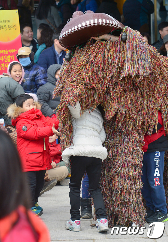 (서울=뉴스1) 임경호 기자 = 21일 오후 서울 국립민속박물관 앞마당에서 열린 '무사태평 기원 지신밟기'행사에서 (사)함남북청민속예술보존회 회원들이 북청사자탈춤 공연을 선보이는 …