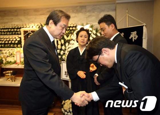 (서울=뉴스1) 최현규 기자 = 김무성 새누리당 대표가 21일 오후 서울 서초구 서울성모병원에 마련된 이기택 전 민주당 총재 빈소를 찾아 유가족을 위로하고 있다. 2016.2.21 …