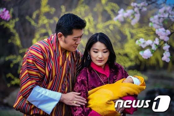 (팀푸 AFP=뉴스1) 최종일 기자 = 부탄의 지그메 케사르 남기엘 왕추크 국왕(좌측)과 제선 페마 왕비가 아기 왕자 게쉐(Gyalsey)와 함께 있는 다정한 모습이다. 왕궁에서 …