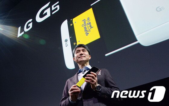 본문 이미지 - 조준호 LG전자 MC사업본부장 사장이 21일(현지시간) 스페인 바르셀로나 산 호르디 클럽(Sant Jordi Club)에서 열린 LG전자 언팩행사에서 최신 전략형 스마트폰 'LG G5'를 소개하고 있다. 2016.2.22/뉴스1 (사진제공=LG전자) ⓒ News1