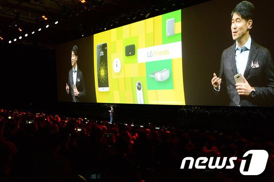 본문 이미지 - 조준호 LG전자 MC사업본부장 사장이 21일(현지시간) 스페인 바르셀로나 산 호르디 클럽(Sant Jordi Club)에서 열린 LG전자 언팩행사에서 최신 전략형 스마트폰 'LG G5'를 소개하고 있다. 2016.2.22/뉴스1 (사진제공=LG전자) ⓒ News1