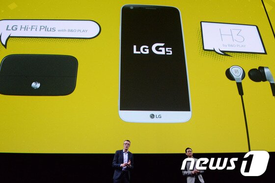 본문 이미지 - LG전자는 21일(현지시간) 스페인 바르셀로나 산 호르디 클럽(Sant Jordi Club)에서 전략형 스마트폰 'LG G5'를 공개했다. 2016.2.22/뉴스1 (사진제공=LG전자) ⓒ News1