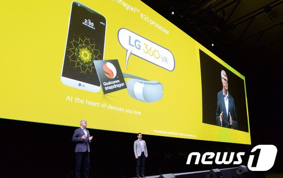 본문 이미지 - LG전자는 21일(현지시간) 스페인 바르셀로나 산 호르디 클럽(Sant Jordi Club)에서 전략형 스마트폰 'LG G5'를 공개했다.  2016.2.22/뉴스1 (사진제공=LG전자) ⓒ News1