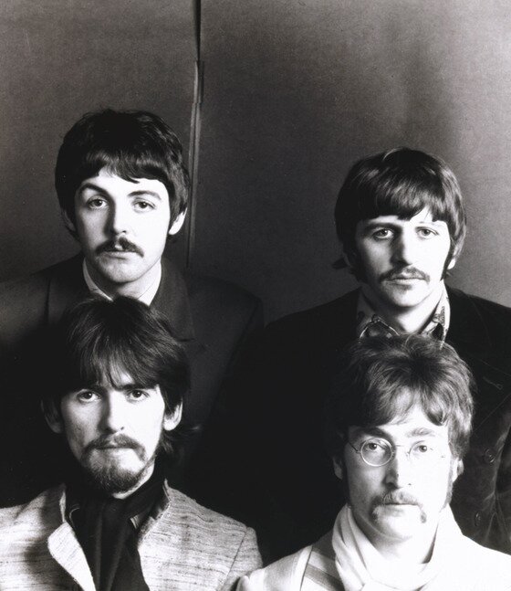 본문 이미지 - 존 레논(오른쪽 아래) 머리카락이 경매를 통해 엄청난 가격에 낙찰됐다.ⓒ News1star/ 유니버설뮤직