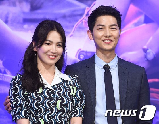 본문 이미지 - '태양의 후예' 송혜교가  16일 오후 2시 서울 강남구 현대모터스튜디오에서 진행된 KBS2 수목드라마 '태양의 후예'(극본 김은숙, 김원석/연출 이응복, 백상훈) 기자간담회에서 연하배우 송중기와 멜로 연기를 선보인 소감을 전했다. ⓒ News1star고아라 기자