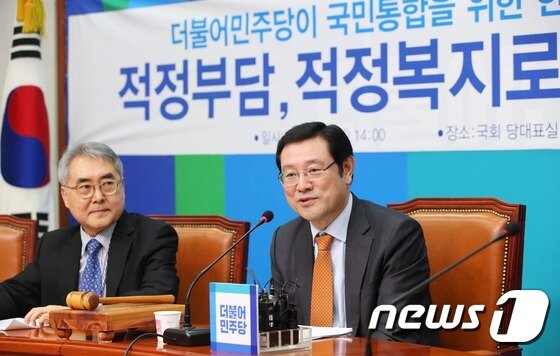 본문 이미지 - 이용섭 더불어민주당 총선정책공약단장이 22일 서울 여의도 국회에서 국민통합을 위한 한국형 복지모델을 주제로 한 4.13 총선 정책공약을 발표하고 있다. ⓒ News1 오대일 기자