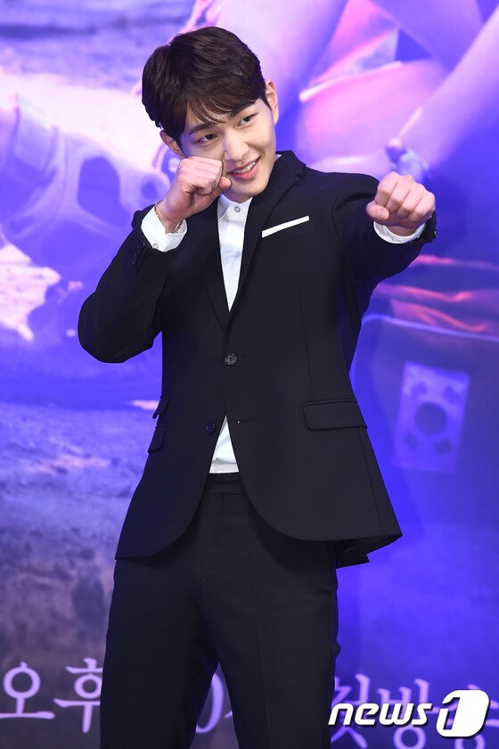 본문 이미지 - 샤이니 온유가 22일 오후 서울 임피리얼 팰리스 호텔에서 열린 KBS2 새 수목드라마 ‘태양의 후예’(극본 김은숙, 김원석 / 연출 이응복, 백상훈) 제작발표회에 참석해 포즈를 취하고 있다. ⓒ News1star 고아라 기자