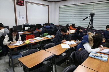 본문 이미지 - 재학생, 재수생 등 학생들의 문의가 쇄도하는 오성진 수학학원 ⓒ News1